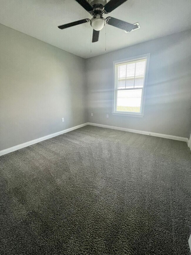 Building Photo - 3 Bedroom Single Family Home with Attached...