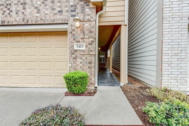 Building Photo - 3423 Skyline Village Dr
