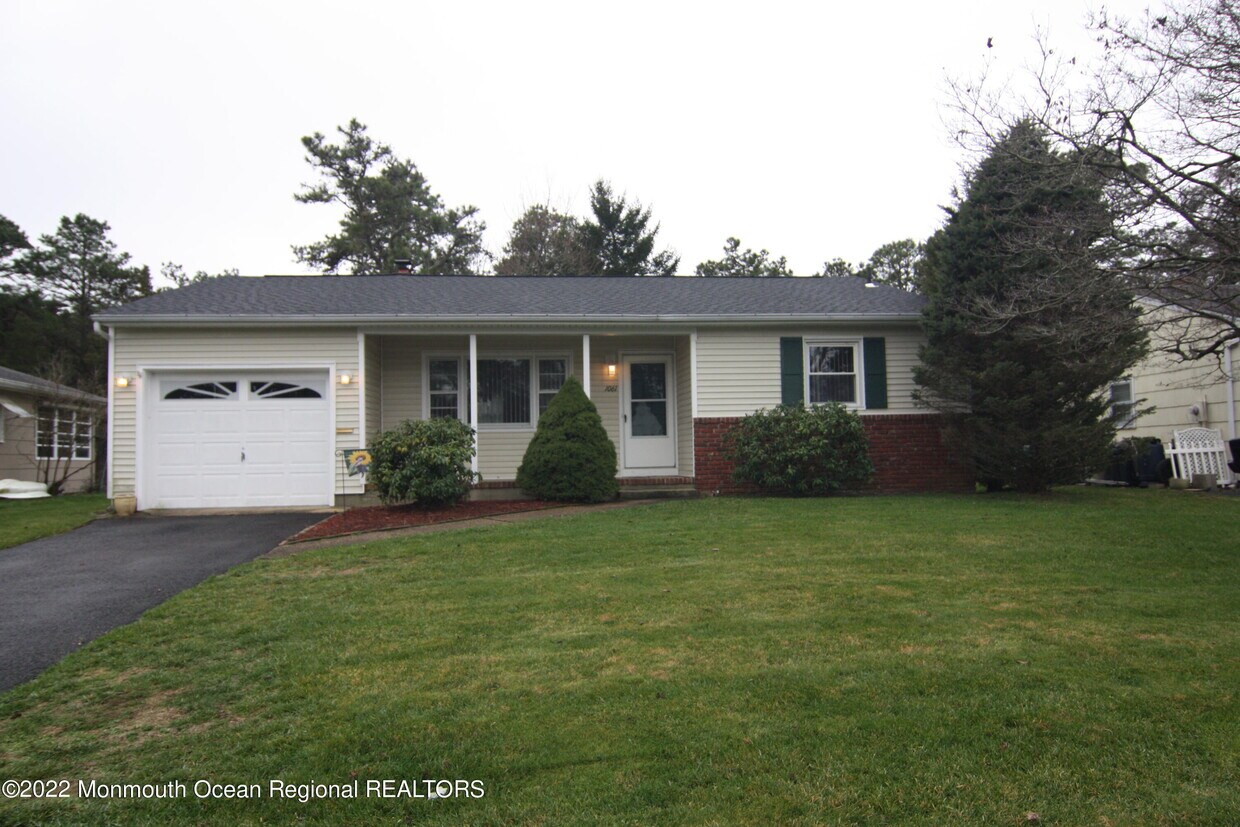 1061 Edgebrook Dr S, Toms River, NJ 08757 House Rental in Toms River