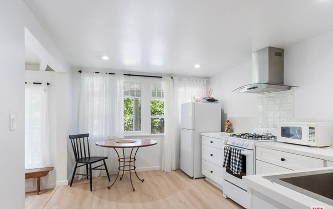 Kitchen/dining - 823 Glendale Blvd