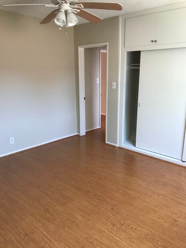 Bedroom inner angle - 122 E Buckthorn St