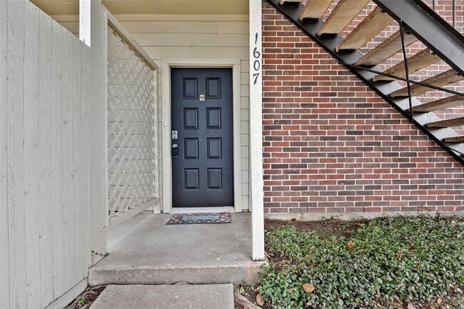 Building Photo - 2121 El Paseo St