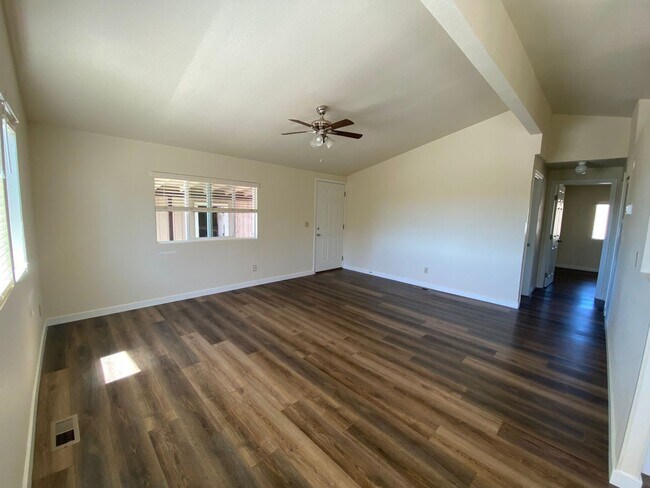 Foto del edificio - Private, Gated and Views -2 Bdm 2 Bath Gra...