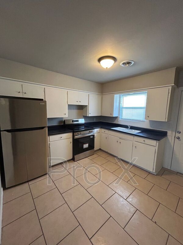 Photo - 704 W Oak St House