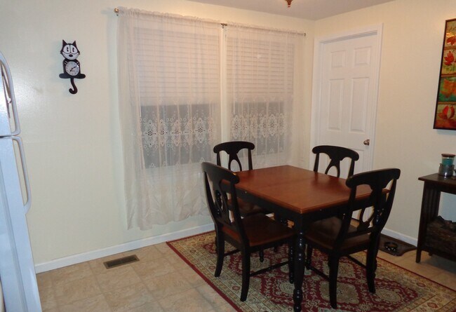 Área de comedor - 503 Cortland Dr E