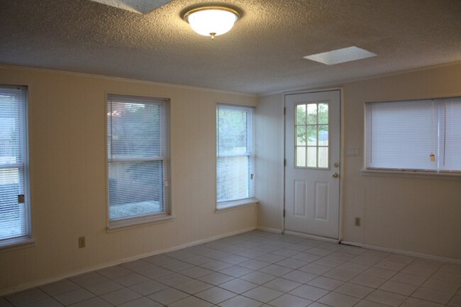 Foto del edificio - 5006 Green Oaks Dr