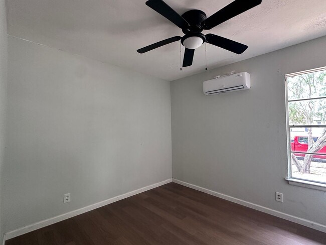 Foto del edificio - 4533 Bluebelle Ln