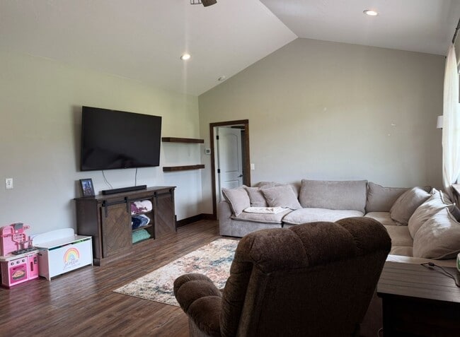 Building Photo - Spacious Home, Large Lot, Great Location