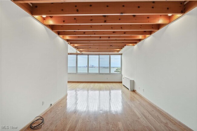 Foto del edificio - 12900 Lake Ave