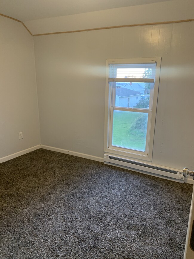 Bedroom - 215 W Caledonia St
