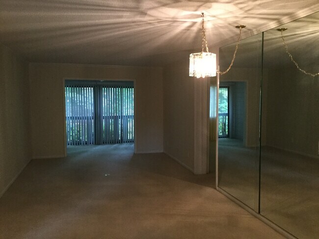 Building Photo - Laurel Park Condo for rent!