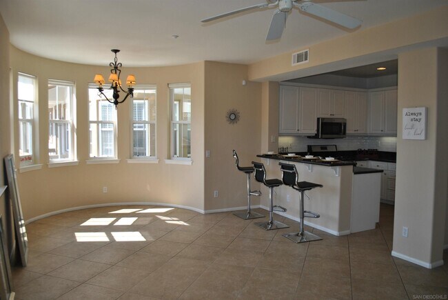 Foto del edificio - 3141 Harbor Ridge Ln