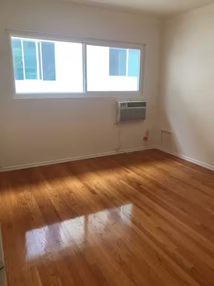 Foto del edificio - 1827 N Normandie Ave