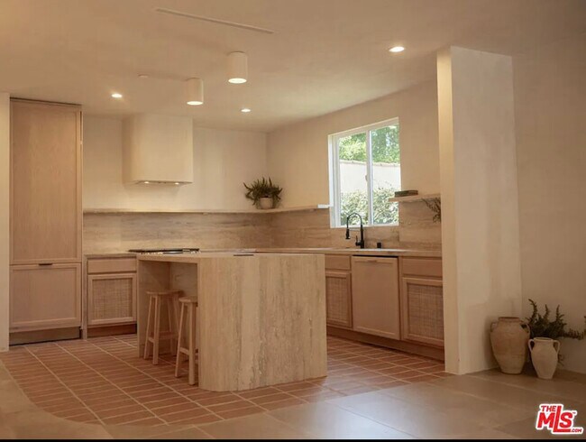 Foto del edificio - 817 N Orange Grove Ave