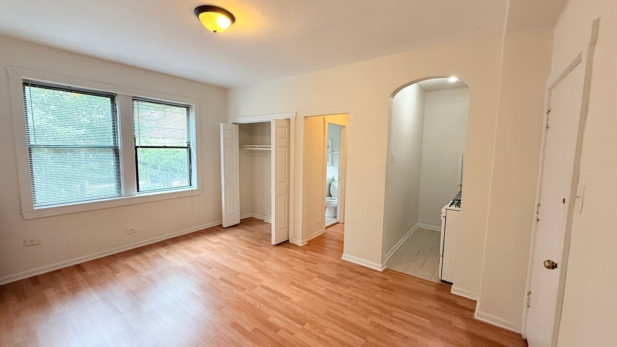 Primary Photo - 839 W Sheridan Rd