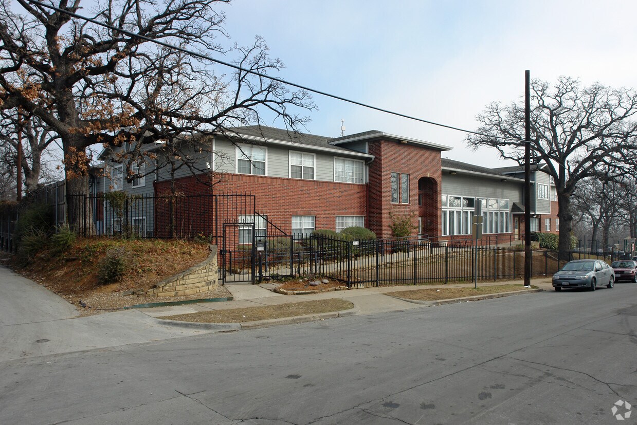 Primary Photo - 717 Comal St