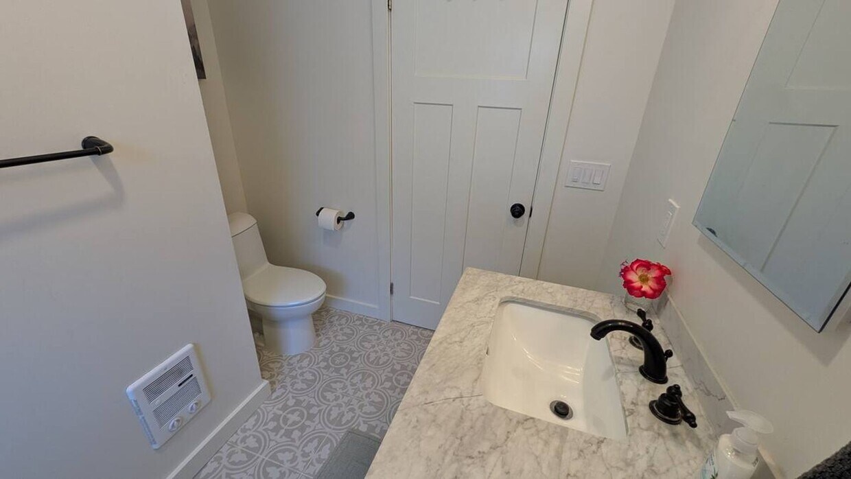 Building Photo - 2-Bedroom Fully Furnished home in Eugene