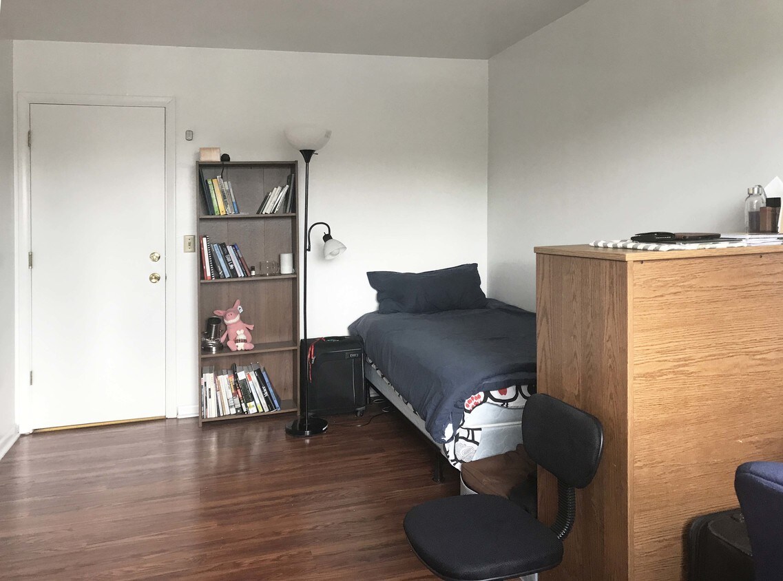 Living room 1 - 509 University Ave