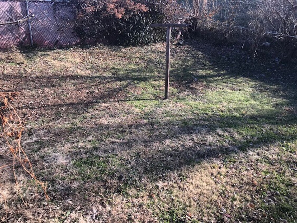 Foto principal - 2 bedroom 1 bath (Half off first months rent)