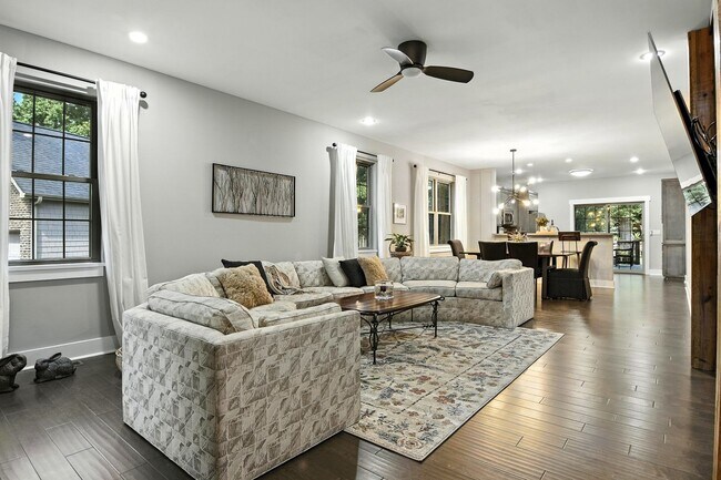 Building Photo - Charming 3 Bed 2.5 Bath Furnished Cottage COMING SOON!