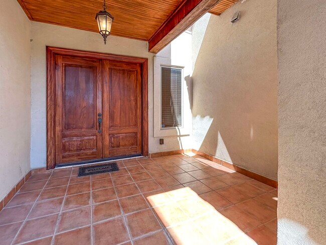 Building Photo - 2110 Bermuda Dr