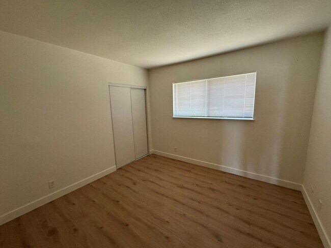 Foto del edificio - 5048-5050 Shell Street