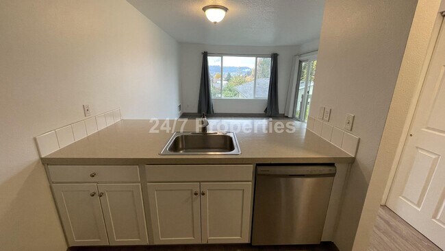 Foto del edificio - SE Portland - 2BD I 1BA - Top Floor w/ Balcony!