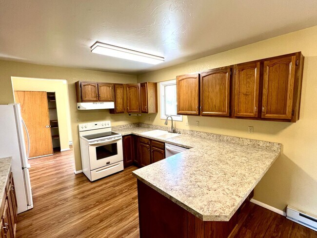 Foto del edificio - Pet Friendly 4 Bed 2 Bath Single Family Home, with Fenced Yard and Garage on Westside of Helena!