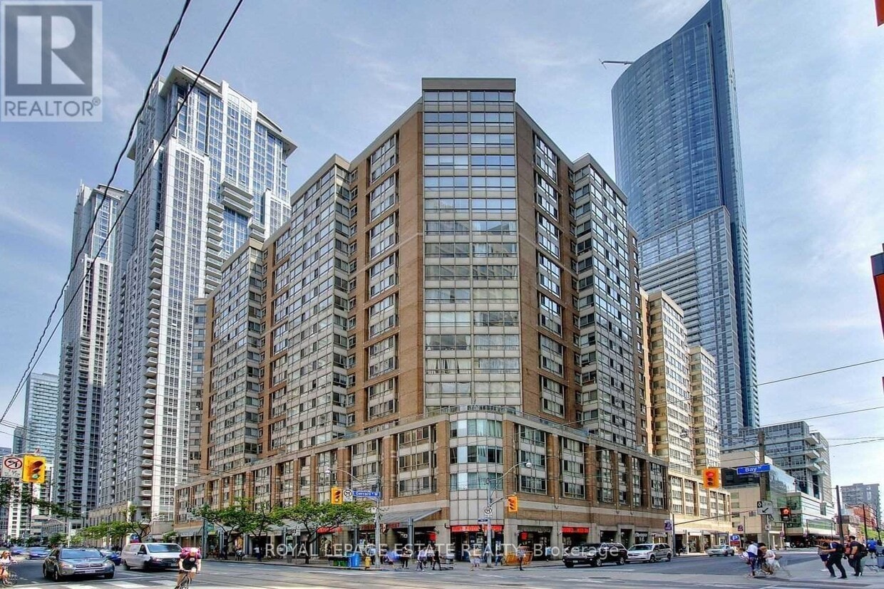 Photo principale - 711 Bay St.