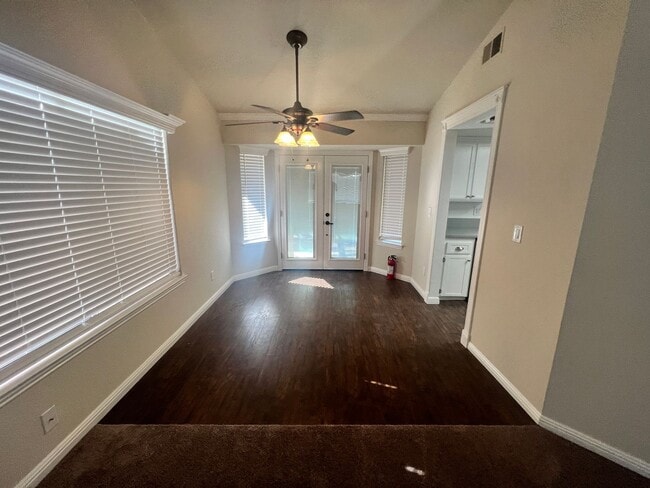 Building Photo - Great looking home on a court location wit...