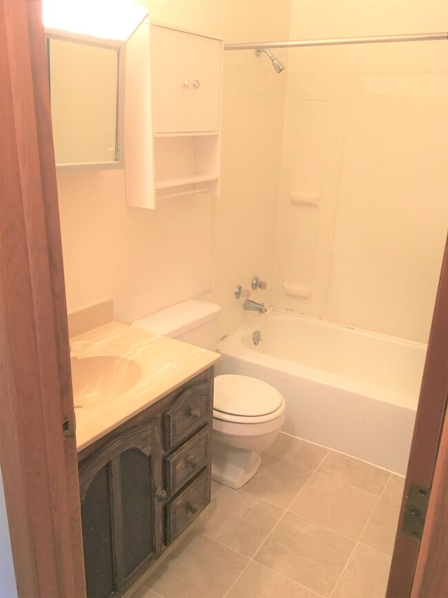 Foto del edificio - Ambassador 1 Bed 1 Bath Apartment + SINGLE...