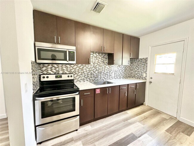 Foto del edificio - 5821 NW 8th Ave