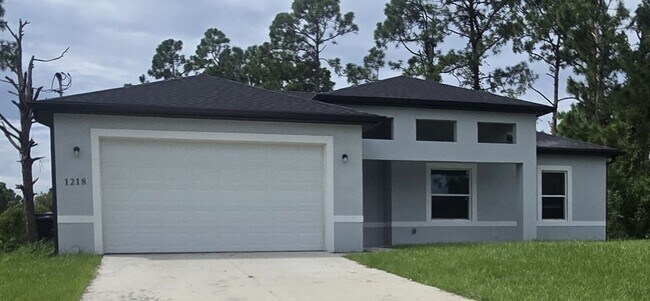 Building Photo - Large 4 Bed 3 Bath with 2 Car Garage-LEHIG...