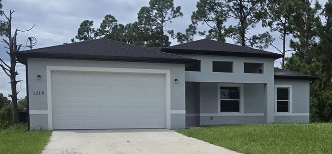 Foto del edificio - Large 4 Bed 3 Bath with 2 Car Garage-LEHIG...