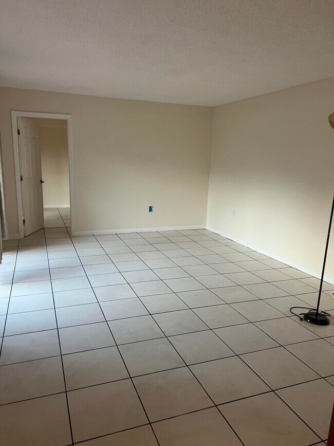 Building Photo - 1009 10th Ln