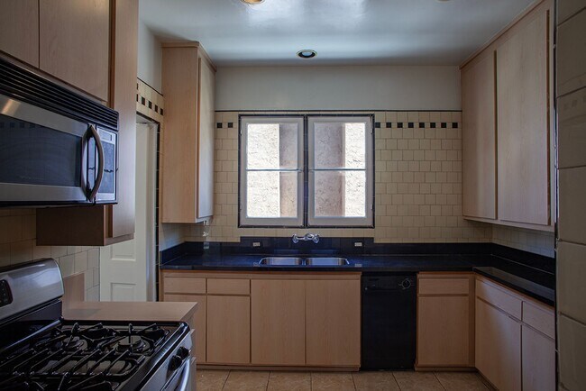 Building Photo - Charming Vintage 1 Bed / 1 Bath in the Heart of West Hollywood