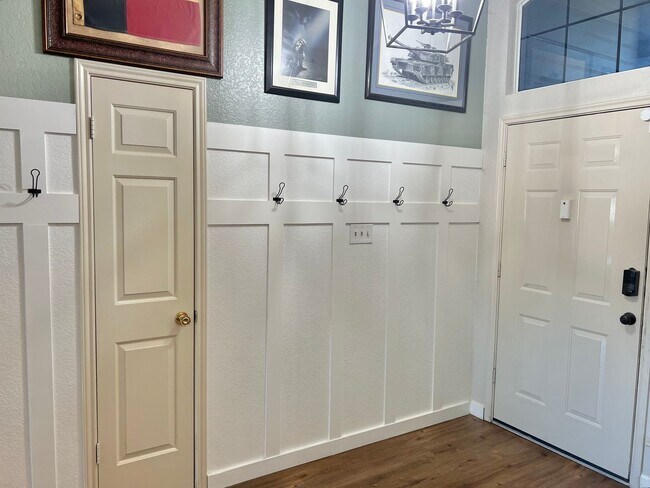 Foto del edificio - NEW IN MANAGEMENT - AVAILABLE NOW