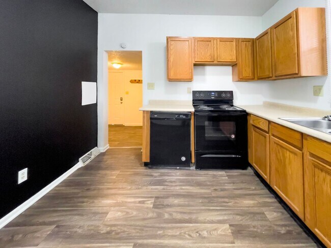 Building Photo - Dishwasher and In-Unit Washer/Dryer Included