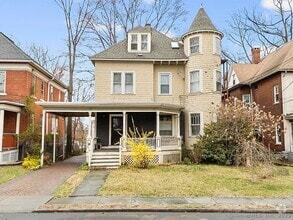 Building Photo - 176 Sargeant St