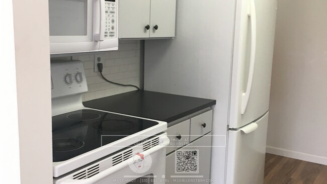 Building Photo - Beautiful spacious one bedroom on the top ...