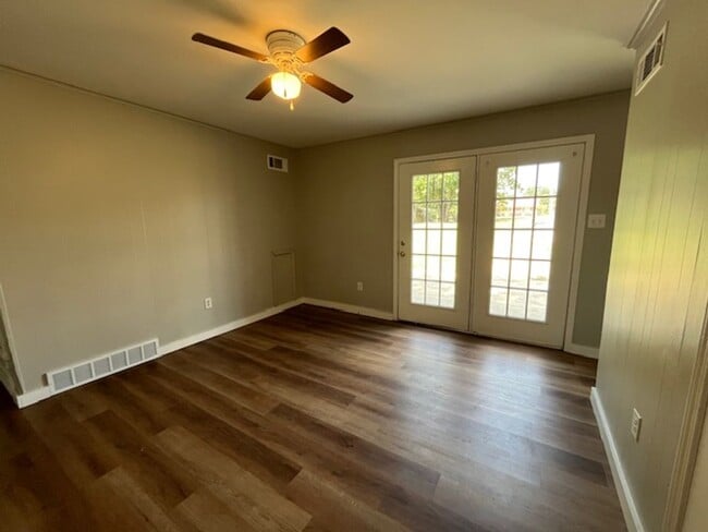 Building Photo - Renovated 3 Bedroom 1.5 Bath Home for Rent!