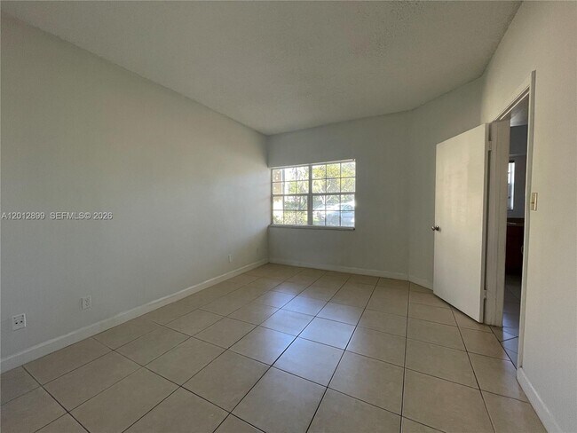 Foto del edificio - 640 Cypress Club Way