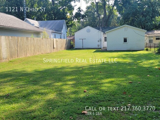 Building Photo - Three Beds, One Bath, and an Updated Kitch...