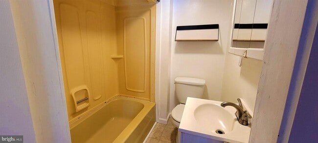 Building Photo - 239 Roosevelt Ave