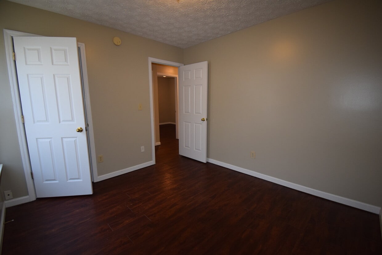 Primary Photo - VIRTUAL SHOWINGS AVAILABLE - Great 3 Bedro...