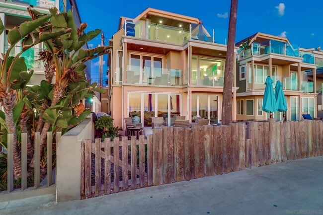 Building Photo - 2985 Ocean Front Walk