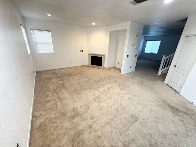 Foto del edificio - Spacious 5 bedroom home
