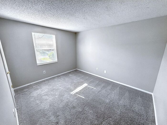 Building Photo - Inviting 4-Bedroom Home for Cozy Living / ...