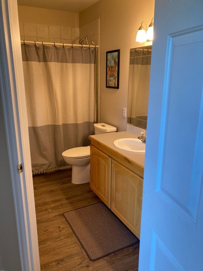 Foto del edificio - Bright and updated 3 bedroom with loft, In Unit Washer & Dryer, Large windows