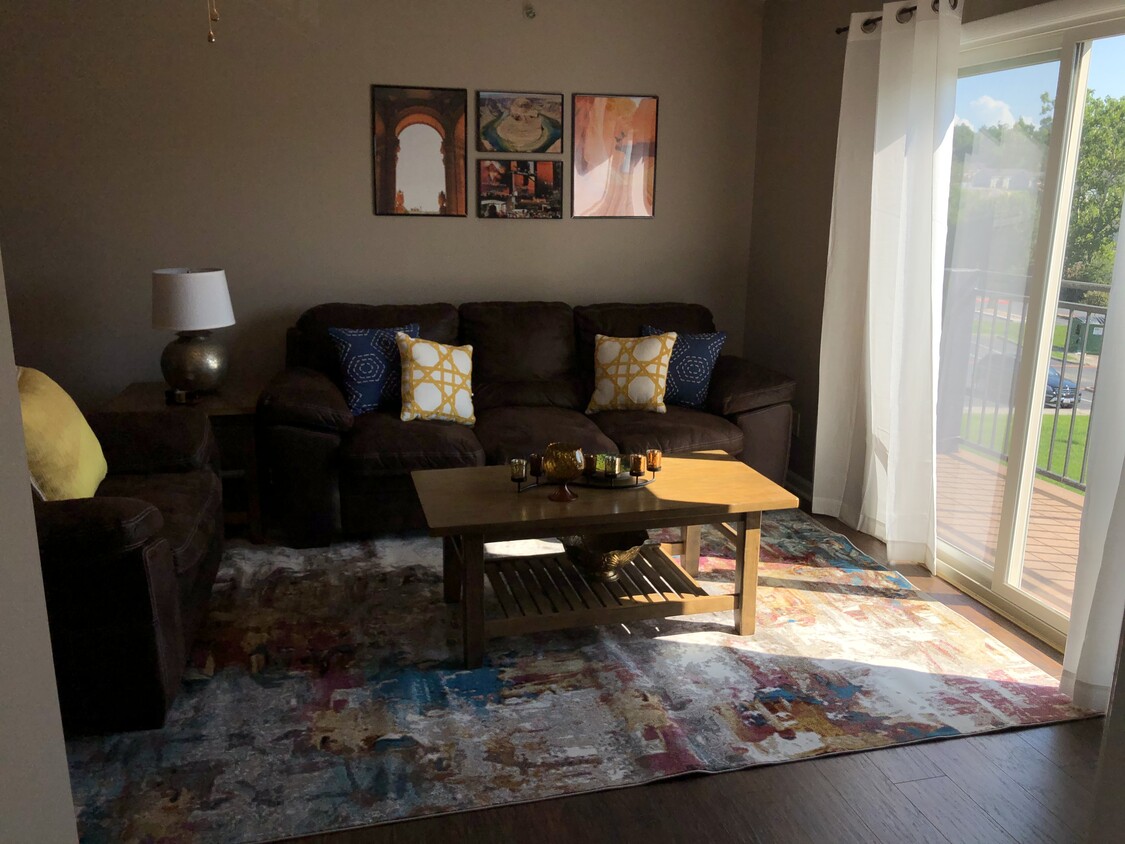 Furnished living room - 1366 Hunters Rd
